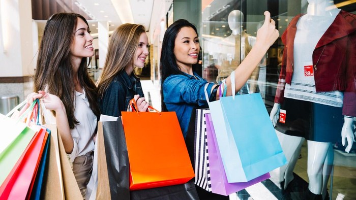 4 Ciri Kepribadian Orang yang Lebih Suka Belanja di Toko Offline Menurut Psikologi