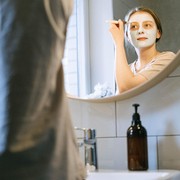 4 Rutinitas Malam yang Bikin Kulit Glowing saat Bangun Tidur