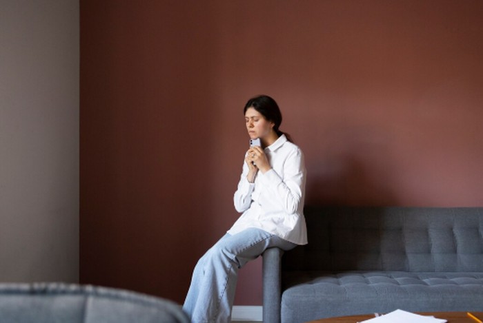 Aquarius mudah overthinking karena sering dihadapkan pada dilema antara kebebasan dan tanggung jawab. Hal tersebut membuat mereka sulit menentukan prioritas./ Foto: magnific.com
