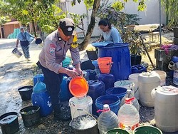 Krisis Air Bersih di Bojonegoro, Polisi Salurkan 16 Ribu Liter untuk Warga