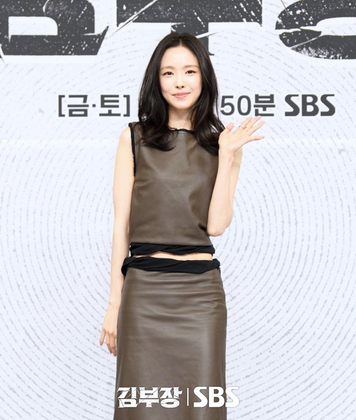 Belakangan ini, namanya kembali mencuri perhatian lewat penampilan aktingnya yang apik dalam drama Agent Kim Reactivated, yang berhasil menembus rating 21%/ Foto: instagram.com/sbsdrama.official