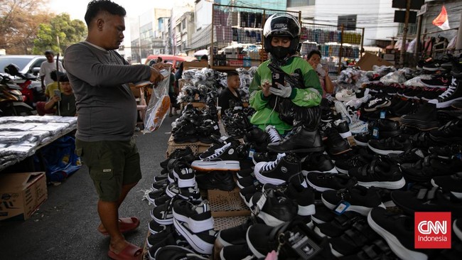 Masyarakat berburu perlengkapan sekolah dan alat tulis di Pasar Asemka, Tamansari, Jakarta Barat, Rabu, menjelang tahun ajaran baru yang akan dimulai. (CNN Indonesia/Adi ibrahim)