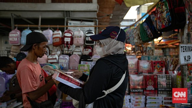 Masyarakat berburu perlengkapan sekolah dan alat tulis di Pasar Asemka, Tamansari, Jakarta Barat, Rabu, menjelang tahun ajaran baru yang akan dimulai. (CNN Indonesia/Adi ibrahim)