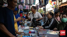 Masyarakat berburu perlengkapan sekolah dan alat tulis di Pasar Asemka, Tamansari, Jakarta Barat, Rabu, menjelang tahun ajaran baru yang akan dimulai. (CNN Indonesia/Adi ibrahim)