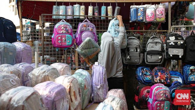 Masyarakat berburu perlengkapan sekolah dan alat tulis di Pasar Asemka, Tamansari, Jakarta Barat, Rabu, menjelang tahun ajaran baru yang akan dimulai. (CNN Indonesia/Adi ibrahim)