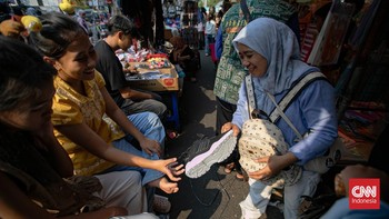 Masyarakat berburu perlengkapan sekolah dan alat tulis di Pasar Asemka, Tamansari, Jakarta Barat, Rabu, menjelang tahun ajaran baru yang akan dimulai. (CNN Indonesia/Adi ibrahim)