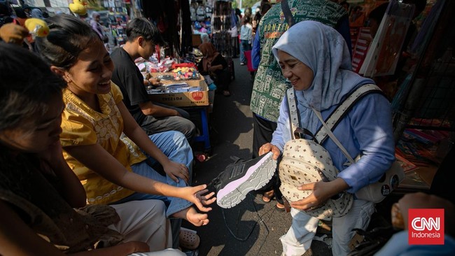 Masyarakat berburu perlengkapan sekolah dan alat tulis di Pasar Asemka, Tamansari, Jakarta Barat, Rabu, menjelang tahun ajaran baru yang akan dimulai. (CNN Indonesia/Adi ibrahim)