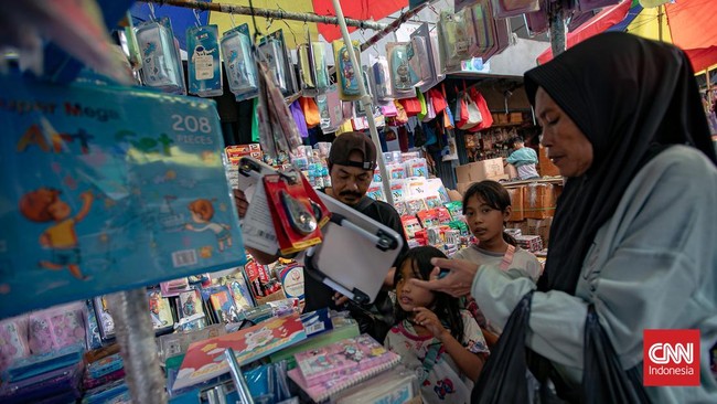 Masyarakat berburu perlengkapan sekolah dan alat tulis di Pasar Asemka, Tamansari, Jakarta Barat, Rabu, menjelang tahun ajaran baru yang akan dimulai. (CNN Indonesia/Adi ibrahim)