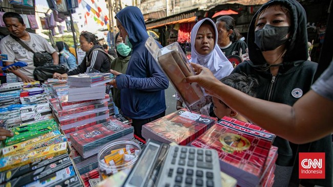 Masyarakat berburu perlengkapan sekolah dan alat tulis di Pasar Asemka, Tamansari, Jakarta Barat, Rabu, menjelang tahun ajaran baru yang akan dimulai. (CNN Indonesia/Adi ibrahim)