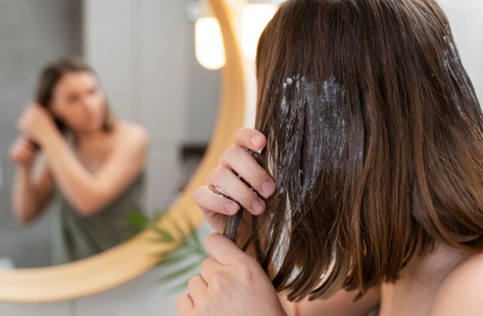 Gel lidah buaya paling baik digunakan dalam bentuk gel murni tanpa tambahan pewangi maupun alkohol. Kamu bisa membelinya di apotek atau mengambil langsung dari daun lidah buaya segar./ Foto: magnific.com