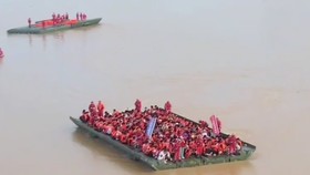 China menggunakan jembatan apung canggih untuk evakuasi ribuan pelajar terjebak banjir di Guigang.