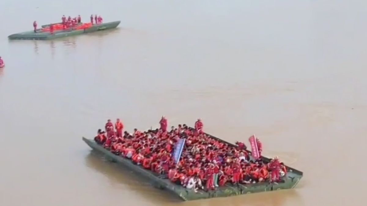Jembatan Apung Canggih Evakuasi Ribuan Warga China Terjebak Banjir