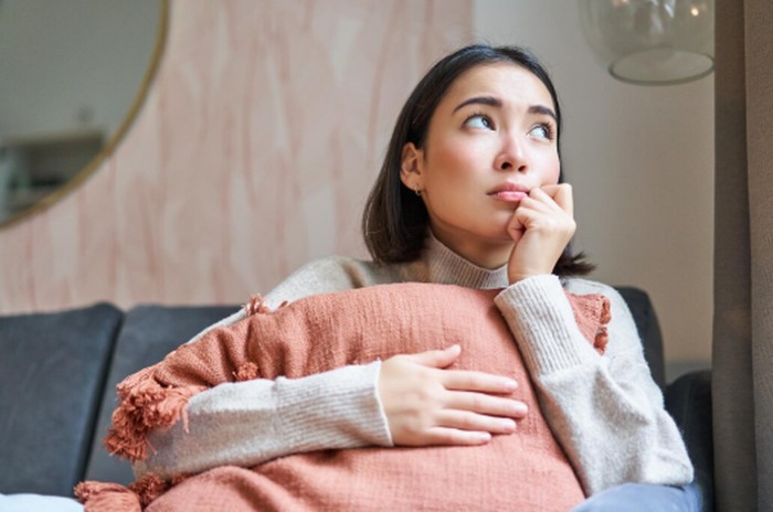 Gemini dikenal sebagai zodiak yang sulit berhenti berpikir karena rasa ingin tahunya sangat besar. Kebiasaan menganalisis berbagai kemungkinan membuat mereka mudah terjebak dalam overthinking./ Foto: magnific.com/benzoix
