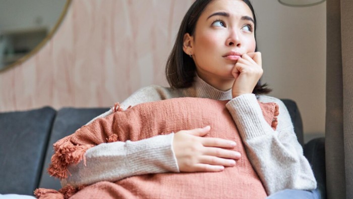 Gemini dikenal sebagai zodiak yang sulit berhenti berpikir karena rasa ingin tahunya sangat besar. Kebiasaan menganalisis berbagai kemungkinan membuat mereka mudah terjebak dalam overthinking./ Foto: magnific.com/benzoix