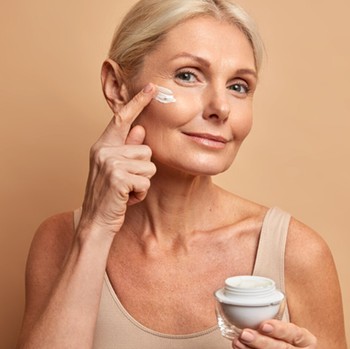 Menurut Dermatolog, Ini Usia Terbaik Memakai Produk Antiaging