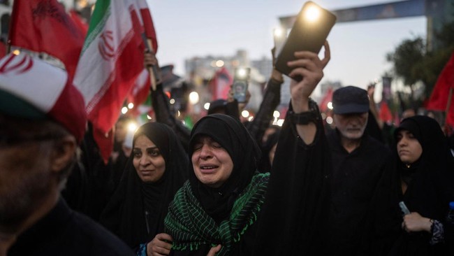 Mourners react during a funeral procession on the day of the burial of Iran's late Supreme Leader Ayatollah Ali Khamenei, who was killed on February 28 in Israeli and U.S. airstrikes, in Mashhad, Iran, July 9, 2026. REUTERS/Alkis Konstantinidis Forei
