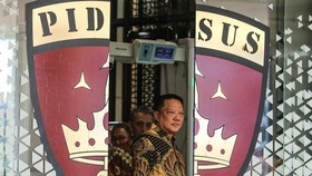 Jaksa Agung Muda Tindak Pidana Khusus (Jampidsus) Kejaksaan Agung Febrie Adriansyah keluar dari ruangan untuk menyampaikan keterangan saat konferensi pers.