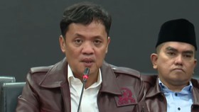 Sejumlah anggota dan Ketua Komisi III DPR kompak mendesak polisi mengusut kematian Sutrimo secara transparan. Kondisi jenazah memicu dugaan keracunan.