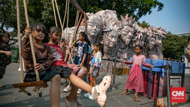 Kawasan Kota Tua, Jakarta Barat, dipadati wisatawan pada akhir pekan menjelang dimulainya tahun ajaran baru, Sabtu (11/7/2026). (CNN Indonesia/Adi ibrahim)