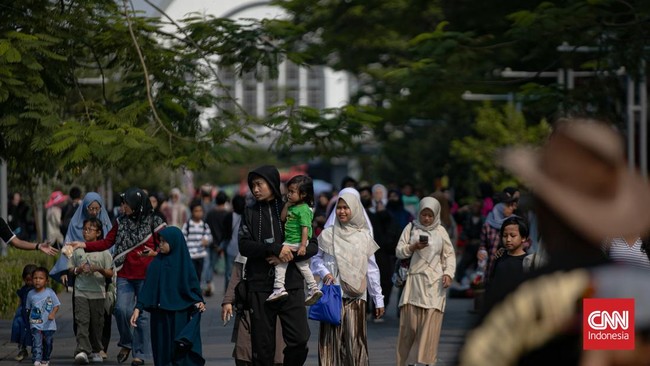 Kawasan Kota Tua, Jakarta Barat, dipadati wisatawan pada akhir pekan menjelang dimulainya tahun ajaran baru, Sabtu (11/7/2026). (CNN Indonesia/Adi ibrahim)