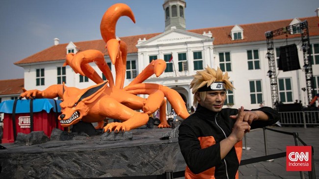 Kawasan Kota Tua, Jakarta Barat, dipadati wisatawan pada akhir pekan menjelang dimulainya tahun ajaran baru, Sabtu (11/7/2026). (CNN Indonesia/Adi ibrahim)