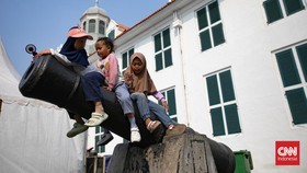 Kawasan Kota Tua, Jakarta Barat, dipadati wisatawan pada akhir pekan menjelang dimulainya tahun ajaran baru, Sabtu (11/7/2026). (CNN Indonesia/Adi ibrahim)