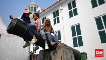 Kawasan Kota Tua, Jakarta Barat, dipadati wisatawan pada akhir pekan menjelang dimulainya tahun ajaran baru, Sabtu (11/7/2026). (CNN Indonesia/Adi ibrahim)