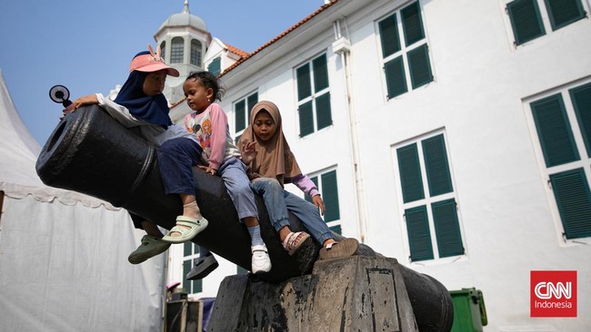 Kawasan Kota Tua, Jakarta Barat, dipadati wisatawan pada akhir pekan menjelang dimulainya tahun ajaran baru, Sabtu (11/7/2026). (CNN Indonesia/Adi ibrahim)
