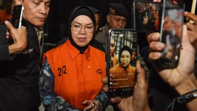 Bupati Sukoharjo Etik Suryani (kedua kiri) mengenakan rompi tahanan usai menjalani pemeriksaan di Gedung Merah Putih KPK, Jakarta, Sabtu (11/7/2026). KPK menahan tiga orang tersangka pasca operasi tangkap tangan (OTT) pada Kamis (9/7) yakni Bupati Su
