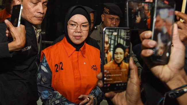 Bupati Sukoharjo Etik Suryani ditahan KPK, Sabtu (11/7) dini hari.