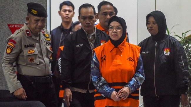 Bupati Sukoharjo Etik Suryani ditahan KPK, Sabtu (11/7) dini hari.