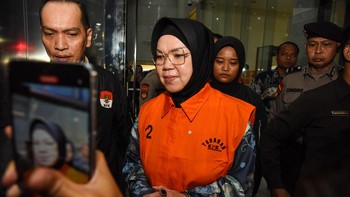 Bupati Sukoharjo Etik Suryani ditahan KPK, Sabtu (11/7) dini hari.