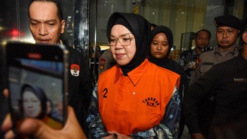 FOTO: Bupati Sukoharjo Etik Suryani Ditahan KPK