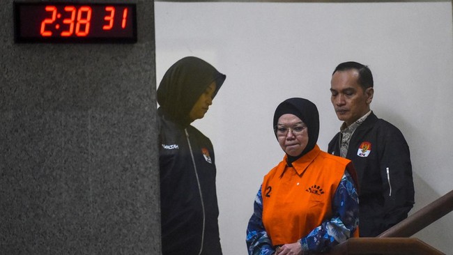Bupati Sukoharjo Etik Suryani ditahan KPK, Sabtu (11/7) dini hari.