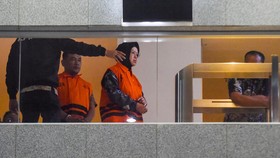 Bupati Sukoharjo Etik Suryani (ketiga kiri) dan Kepala Bagian Umum Sekretariat Daerah Pemkab Sukoharjo Tri Mulyo (kedua kiri) mengenakan rompi tahanan usai menjalani pemeriksaan di Gedung Merah Putih KPK, Jakarta, Sabtu (11/7/2026). KPK menahan tiga