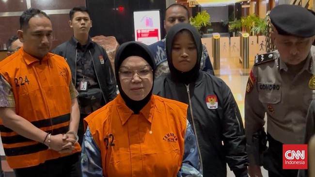 Bupati Sukoharjo Etik Suryani resmi ditahan KPK pada Sabtu (11/7) dini hari WIB.