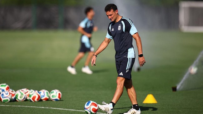 Soccer Football - FIFA World Cup 2026 - Argentina Training - Sporting KC Training Centre, Kansas City, Kansas, U.S. - July 10, 2026 Argentina coach Lionel Scaloni during training REUTERS/Agustin Marcarian