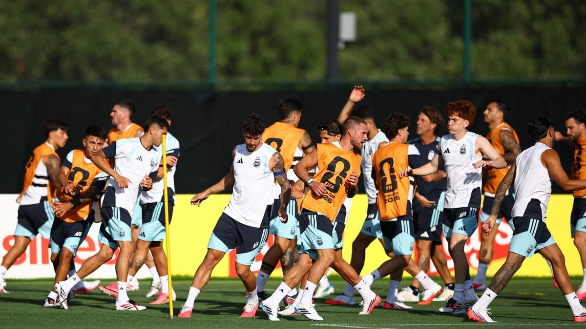 Soccer Football - FIFA World Cup 2026 - Argentina Training - Sporting KC Training Centre, Kansas City, Kansas, U.S. - July 10, 2026 Argentina's Alexis Mac Allister, Valentin Barco with teammates during training REUTERS/Agustin Marcarian