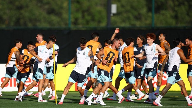 Soccer Football - FIFA World Cup 2026 - Argentina Training - Sporting KC Training Centre, Kansas City, Kansas, U.S. - July 10, 2026 Argentina's Alexis Mac Allister, Valentin Barco with teammates during training REUTERS/Agustin Marcarian
