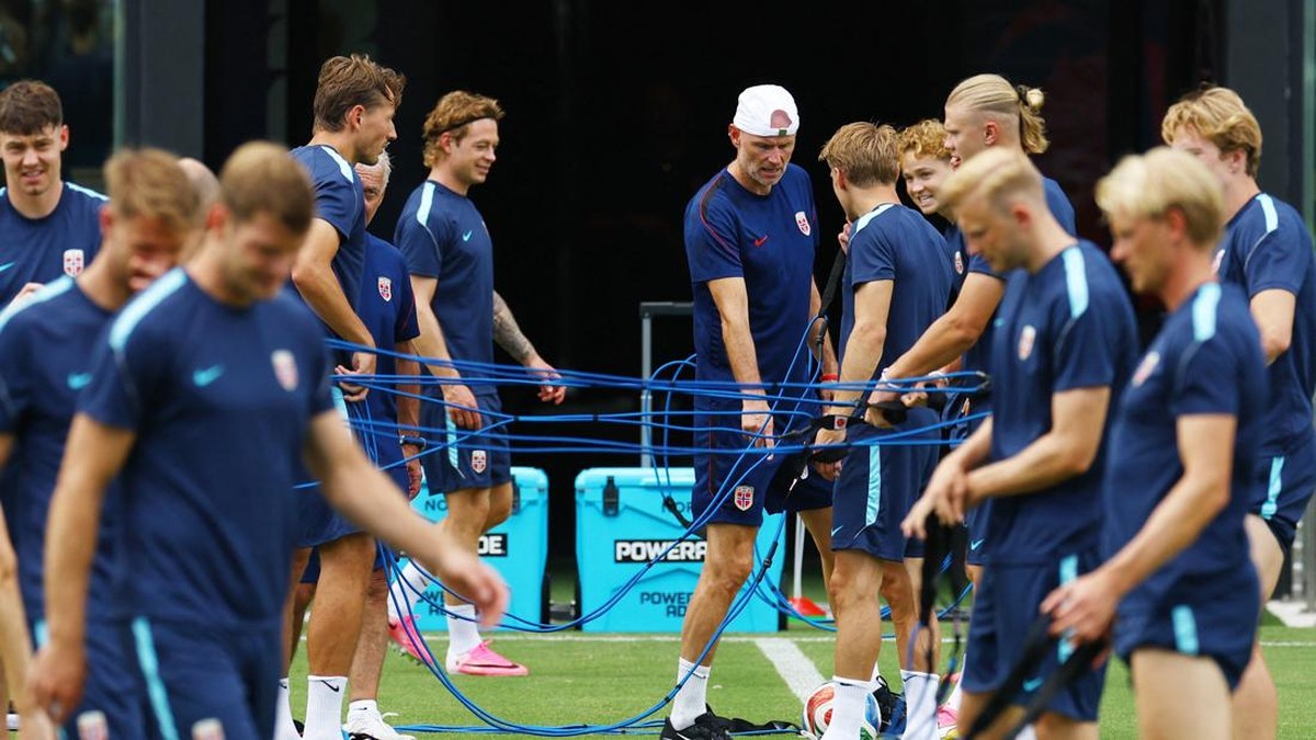 Soccer Football - FIFA World Cup 2026 - Norway Training - Inter Miami CF Stadium, Fort Lauderdale, Florida, U.S. - July 10, 2026 Norway coach Stale Solbakken with his players during training REUTERS/Marco Bello