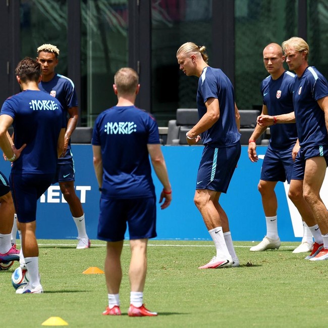 Soccer Football - FIFA World Cup 2026 - Norway Training - Inter Miami CF Stadium, Fort Lauderdale, Florida, U.S. - July 10, 2026 Norway's Erling Haaland with teammates during training REUTERS/Marco Bello