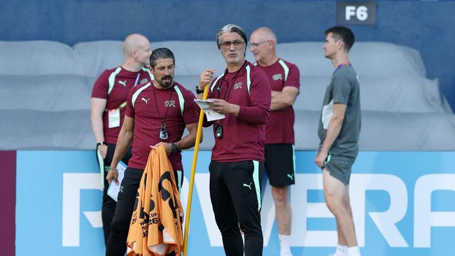 Soccer Football - FIFA World Cup 2026 - Switzerland Training - Sporting KC Stadium, Kansas City, Missouri, U.S. - July 10, 2026 Switzerland coach Murat Yakin and assistant coach Davide Calla during training REUTERS/Amanda Perobelli