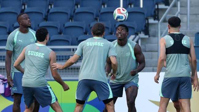 Soccer Football - FIFA World Cup 2026 - Switzerland Training - Sporting KC Stadium, Kansas City, Missouri, U.S. - July 10, 2026 Switzerland's Breel Embolo with teammates during training REUTERS/Amanda Perobelli