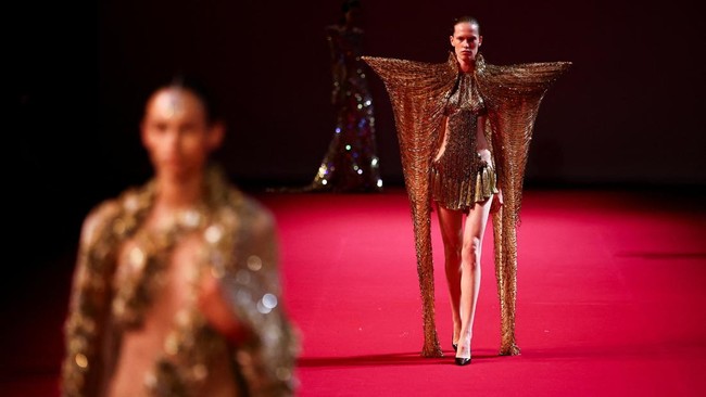 A model presents a creation by designer Manish Malhotra as part of his Haute Couture Fall/Winter 2026-2027 collection show in Paris, France, July 8, 2026. REUTERS/Sarah Meyssonnier