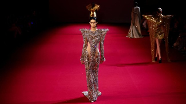 A model presents a creation by designer Manish Malhotra as part of his Haute Couture Fall/Winter 2026-2027 collection show in Paris, France, July 8, 2026. REUTERS/Sarah Meyssonnier
