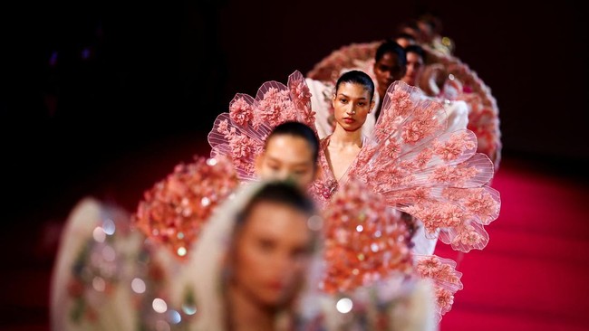 A model presents a creation by designer Manish Malhotra as part of his Haute Couture Fall/Winter 2026-2027 collection show in Paris, France, July 8, 2026. REUTERS/Sarah Meyssonnier     TPX IMAGES OF THE DAY
