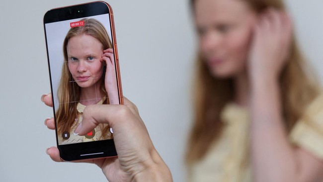 Anastasia Kostromitina, model of MOTION agency, who has gone viral with striking likeness to Norway's Erling Haaland, poses in Moscow, Russia July 10, 2026.  REUTERS/Ramil Sitdikov