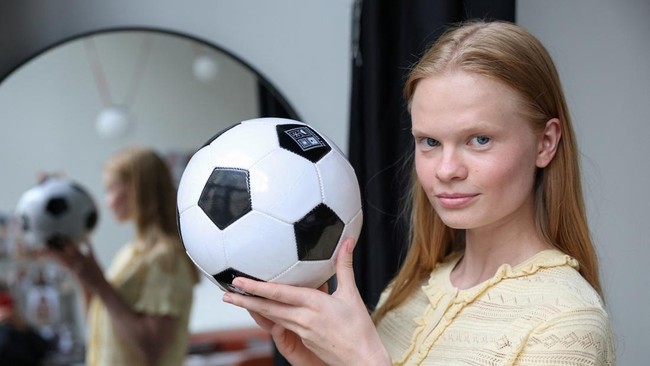 Anastasia Kostromitina, model of MOTION agency, who has gone viral with striking likeness to Norway's Erling Haaland, poses in Moscow, Russia July 10, 2026.  REUTERS/Ramil Sitdikov
