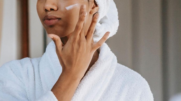 Menggunakan moisturizer untuk melembapkan kulit