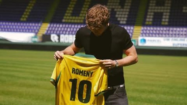 Ole Romeny resmi diperkenalkan sebagai pemain baru Fortuna Sittard dengan status pinjaman dari Oxford United, Sabtu (11/7).